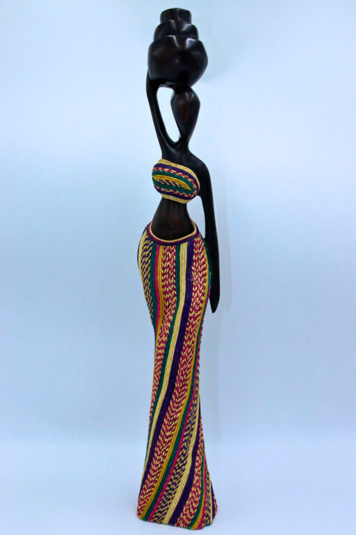 La figurine africaine en bois décorée de pailles est l'un des objets artisanaux les plus populaires en Afrique.
