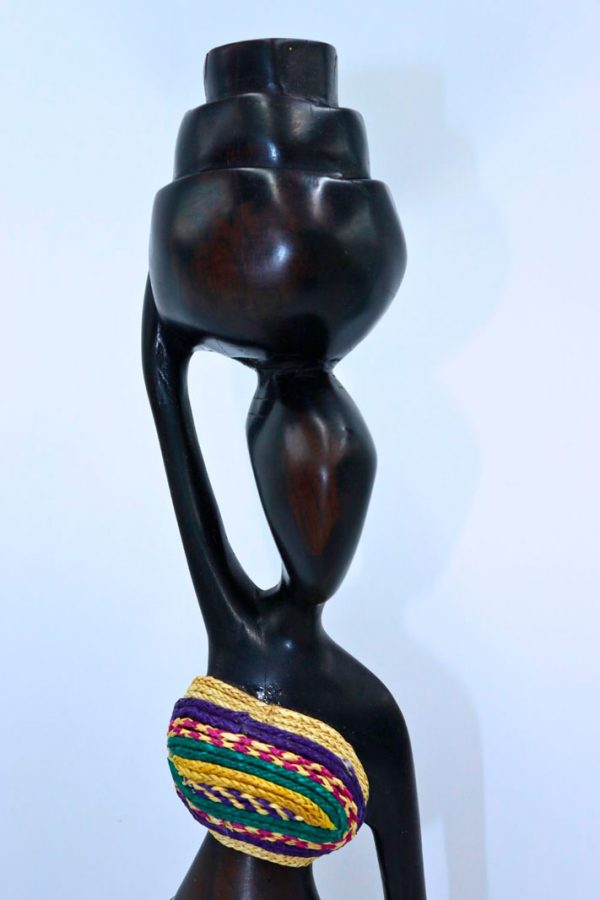 La figura africana de madera decorada con pajas es una de las artesanías más populares de África