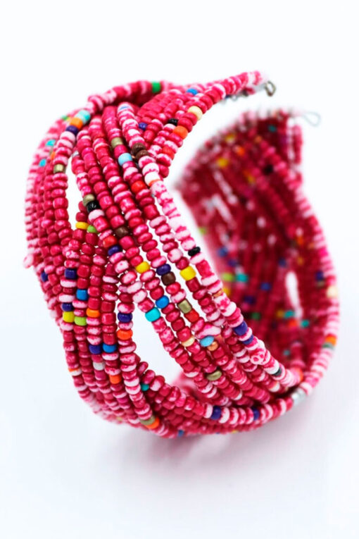 Bracelet africain fait à la main avec des perles et du fil de fer.