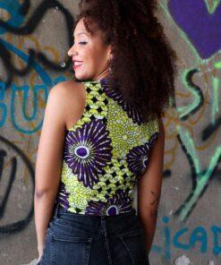 A la hora de combinar un top estampado, es importante elegir prendas lisas y en tonos neutros para no sobrecargar el outfit.