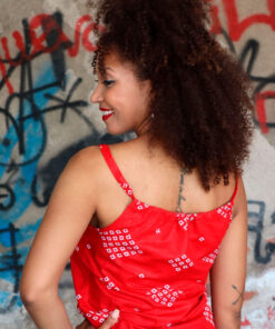 Si quieres resaltar el estampado de tu top, puedes combinarlo con accesorios sencillos y minimalistas