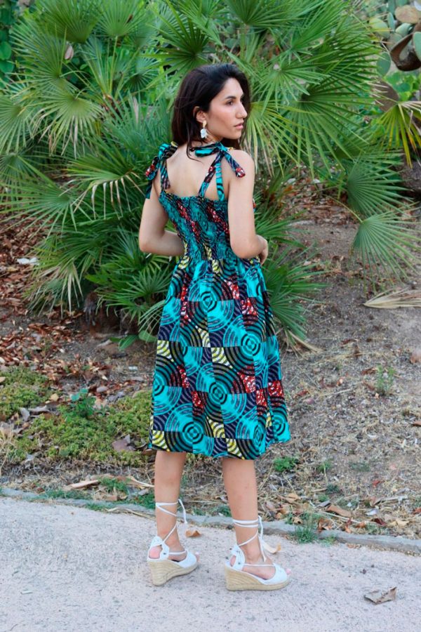 un vestido estampado en tela africana es una prenda única y colorida, perfecta para añadir un toque de estilo y elegancia a cualquier guardarropa