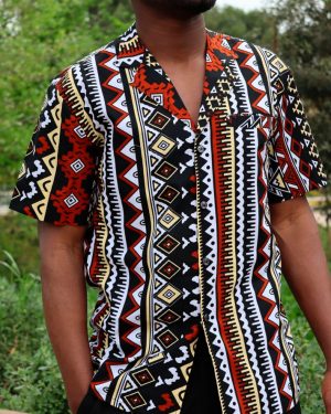 La camisa africana es una prenda de moda popular en todo el mundo, que ha sido adoptada por diseñadores y estilistas para crear looks únicos y vibrantes.