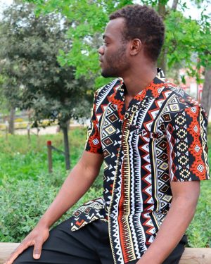 La camisa africana es una prenda de moda popular en todo el mundo, que ha sido adoptada por diseñadores y estilistas para crear looks únicos y vibrantes.