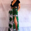 La combinaison du tissu africain et de la silhouette de la jupe longue crée un style bohème et élégant.