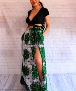 The combination of the African fabric with the silhouette of the maxi skirt creates a bohemian and elegant style.
