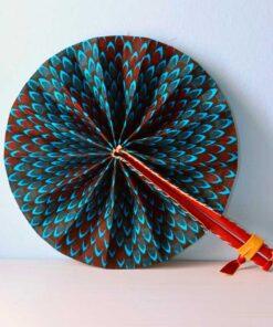 Los abanicos de tela wax están de moda en la actualidad