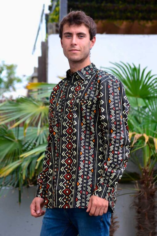 Camisa de manga larga con estampado africano.