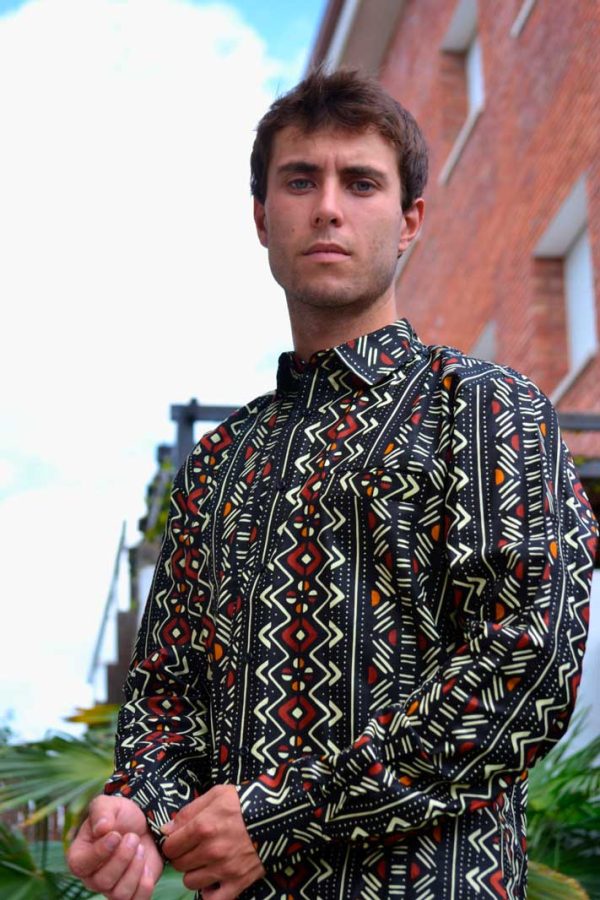 Camisa de manga larga con estampado africano.
