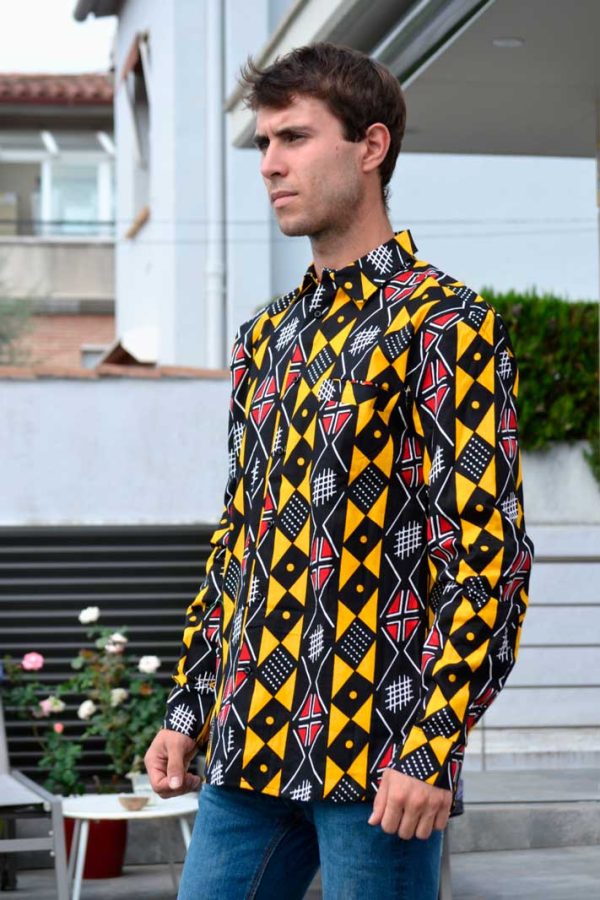 Diseño único de tela africana en camisa de manga larga.