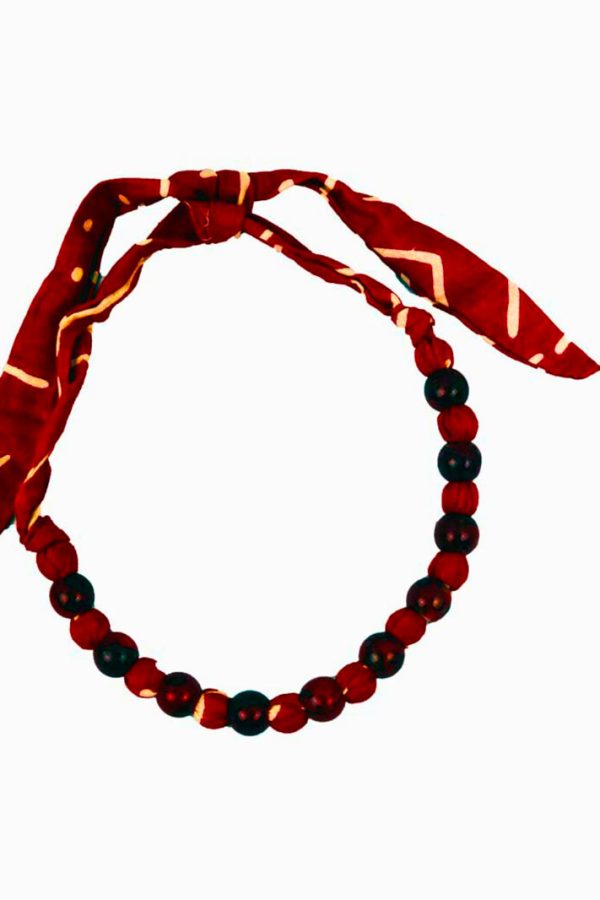 La bisutería masai es muy reconocida por sus collares largos y coloridos hechos de cuentas de vidrio.