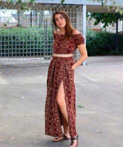 La tela es conocida por su durabilidad y resistencia, lo que la hace ideal para la confección de prendas de alta calidad.