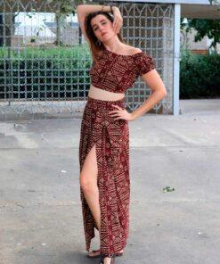 La tela es conocida por su durabilidad y resistencia, lo que la hace ideal para la confección de prendas de alta calidad.