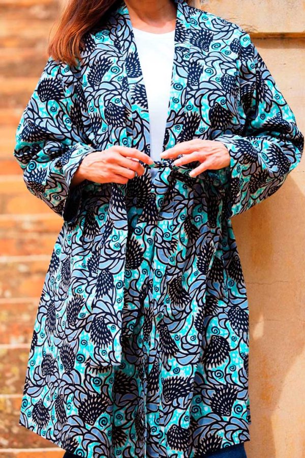 La tradición japonesa se fusiona con la vibrante cultura africana en este kimono único