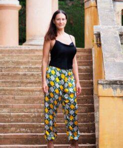 Pantalón de tela wax cómodo y duradero para uso diario.