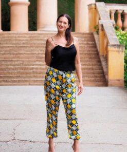 Pantalón de tela wax cómodo y duradero para uso diario.