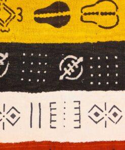 Le tissu bogolan est utilisé dans la mode et la décoration intérieure et est très apprécié pour son authenticité et sa beauté.