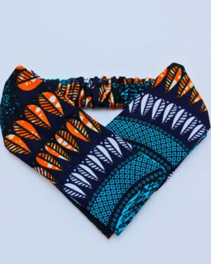 Descubre la versatilidad y estilo que un turbante estampado en tela africana puede agregar a tu guardarropa.
