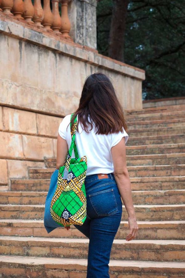 Los bolsos tote en tela africana son una opción elegante y práctica para cualquier ocasión.