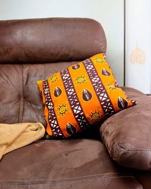 La tela wax es un tipo de tejido que se caracteriza por sus patrones vistosos y brillantes, que a menudo son de inspiración africana. Al elegir cojines estampados en tela wax, puedes añadir un aire exótico a tu hogar.