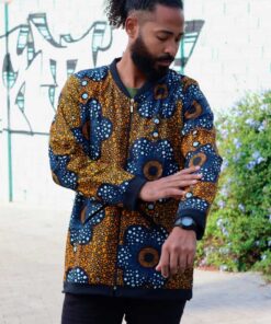 una bomber artesanal en tela wax, ya que es una prenda duradera y de moda que seguramente le encantará.