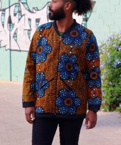 una bomber artesanal en tela wax, ya que es una prenda duradera y de moda que seguramente le encantará.