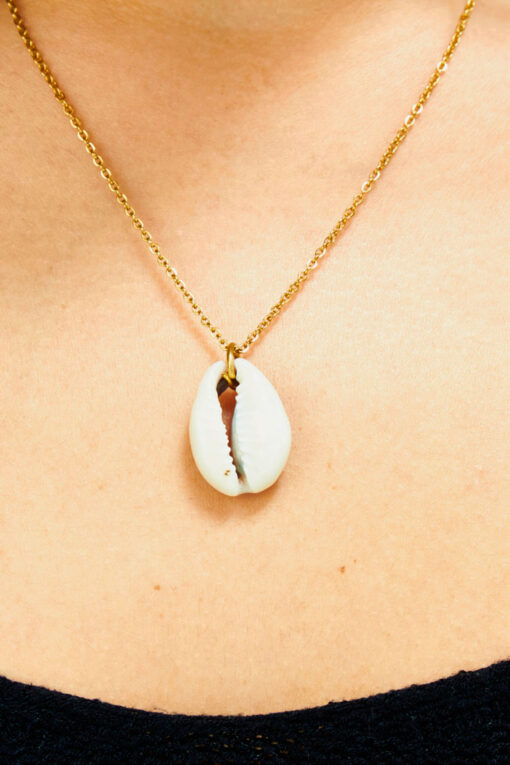 Ethnic cowrie necklace in Barcelona