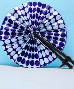 L'éventail à motifs est un murmure d'élégance dans chacun de ses mouvements.