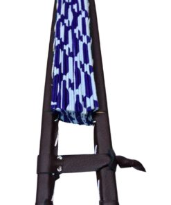 L'éventail à motifs est un murmure d'élégance dans chacun de ses mouvements.