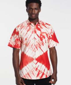 Camisa Tinta Africana con estampado étnico en tonos vibrantes, vista frontal sobre fondo neutro