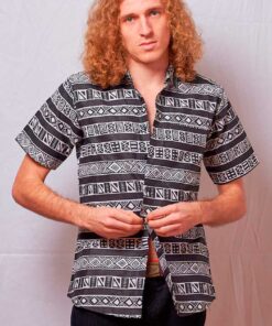 Descubre la belleza de la cultura africana con nuestras camisas tradicionales.