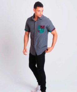 La camisa perfecta para un look fresco y veraniego: una de manga corta en tela africana