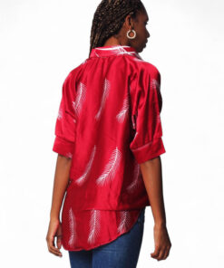 Camisa de tela satinada roja con estampado tropical de palmeras