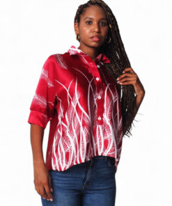 Camisa de tela satinada roja con estampado tropical de palmeras