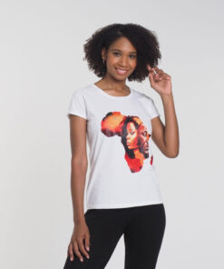 Camiseta blanca para mujer con diseño "Sombra Africana", que fusiona arte y cultura africana en un estilo moderno y elegante