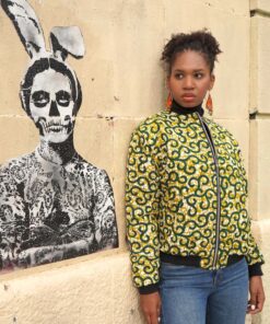 Chaqueta bomber africana Aṣẹ́ en tela wax con motivos geométricos en negro y dorado, diseño unisex