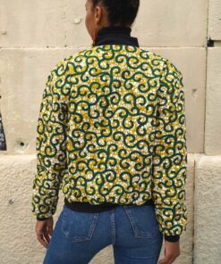 Chaqueta bomber africana Aṣẹ́ en tela wax con motivos geométricos en negro y dorado, diseño unisex
