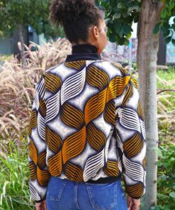 Chaqueta bomber africana Ola Dorée en tela wax con estampado dorado y negro, diseño unisex