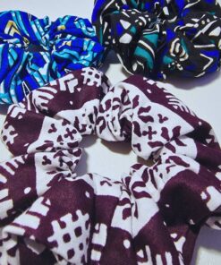 Nuestro coletero de tela wax africana presenta un estampado vibrante y único que realzará cualquier peinado