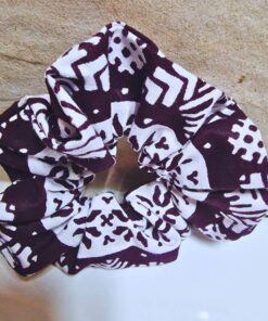 Nuestro coletero de tela wax africana presenta un estampado vibrante y único que realzará cualquier peinado