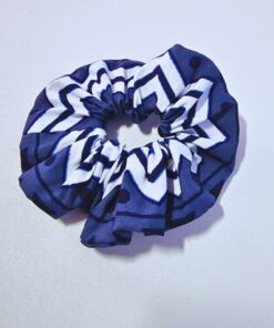 Añade un toque de color y estilo a tu peinado con nuestro coletero de tela wax africana