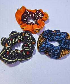 Démarquez-vous avec ce chouchou en tissu wax africain en édition limitée. Chaque modèle est exclusif, ce qui garantit que votre style est aussi unique que vous l'êtes.