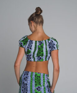 Conjunto de falda corta y top de wax colorido, ideal para eventos veraniegos