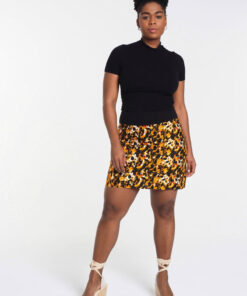 Falda con estampado tribal africano en tonos vibrantes, diseño fluido y estilo contemporáneo.