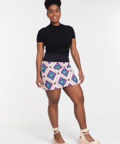 Falda con estampado wax africano, diseño equilibrado en colores contrastantes y corte moderno.