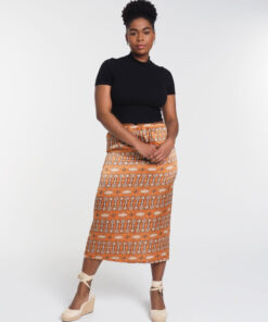 Falda satinada de corte elegante en tonos suaves, diseño fluido y detalles refinados, con un toque cultural.