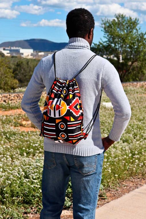 Más que una mochila: Una pieza de cultura africana para tu día a día.