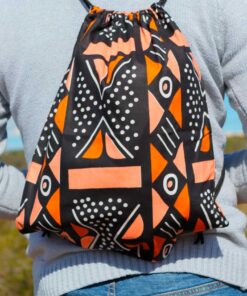 Avec chaque achat, vous voyagez en Afrique : des sacs à dos à cordon imprimés avec l'âme du continent.