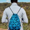 Eleva tu estilo con patrones que narran historias: Descubre nuestra colección de mochilas con cordón de inspiración africana.