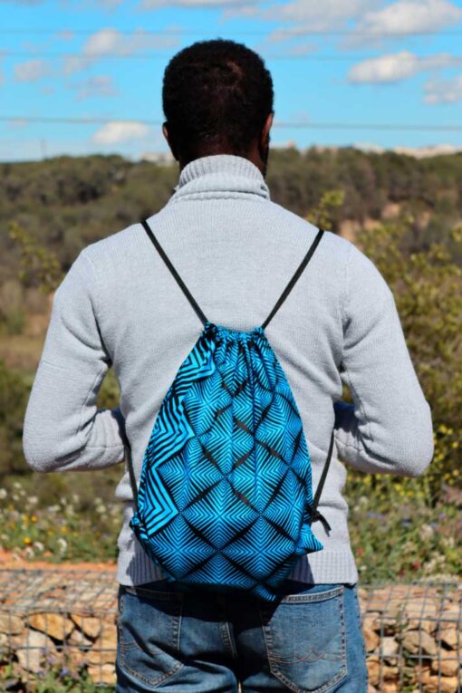 Eleva tu estilo con patrones que narran historias: Descubre nuestra colección de mochilas con cordón de inspiración africana.